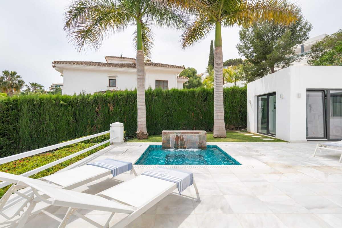 5-bedroom villa for sale in Nueva Andalucía