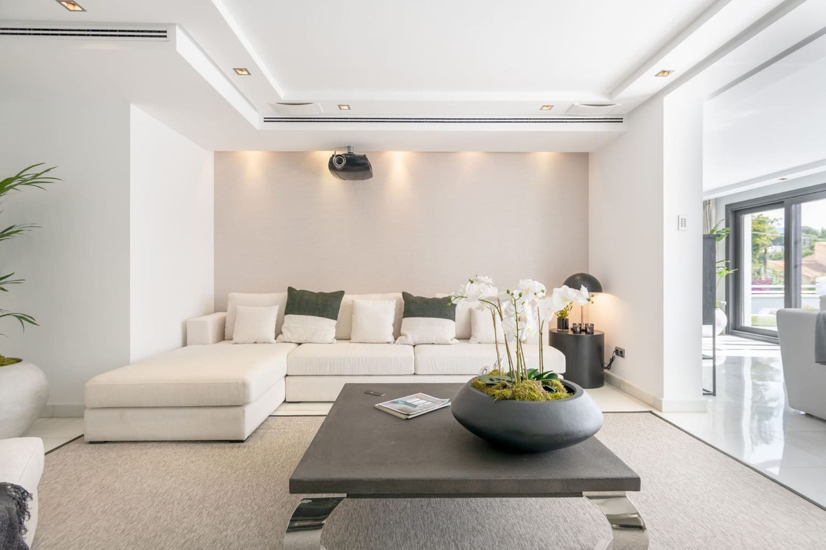 5-bedroom villa for sale in Nueva Andalucía