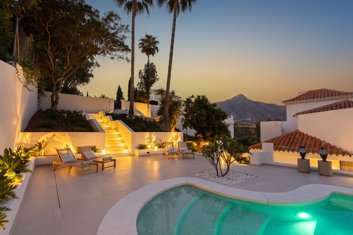 5-bedroom villa for sale in Nueva Andalucía