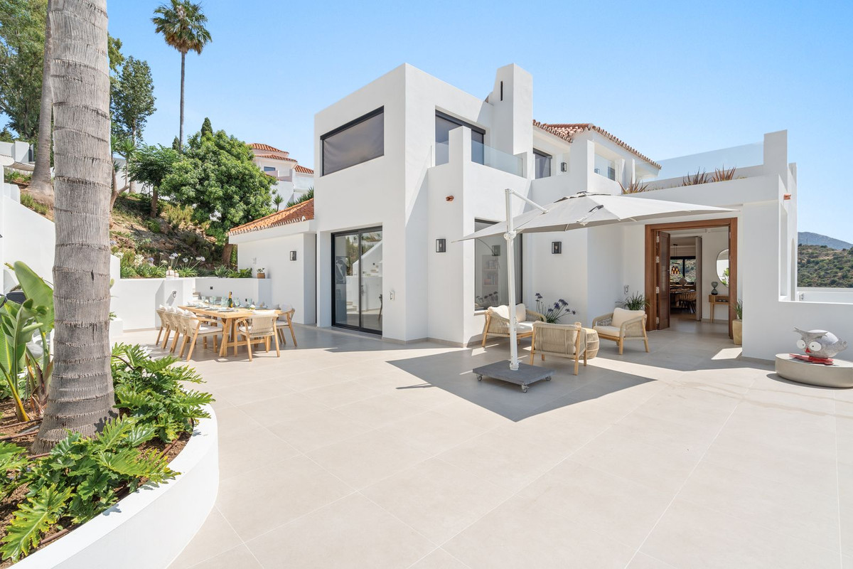5-bedroom villa for sale in Nueva Andalucía