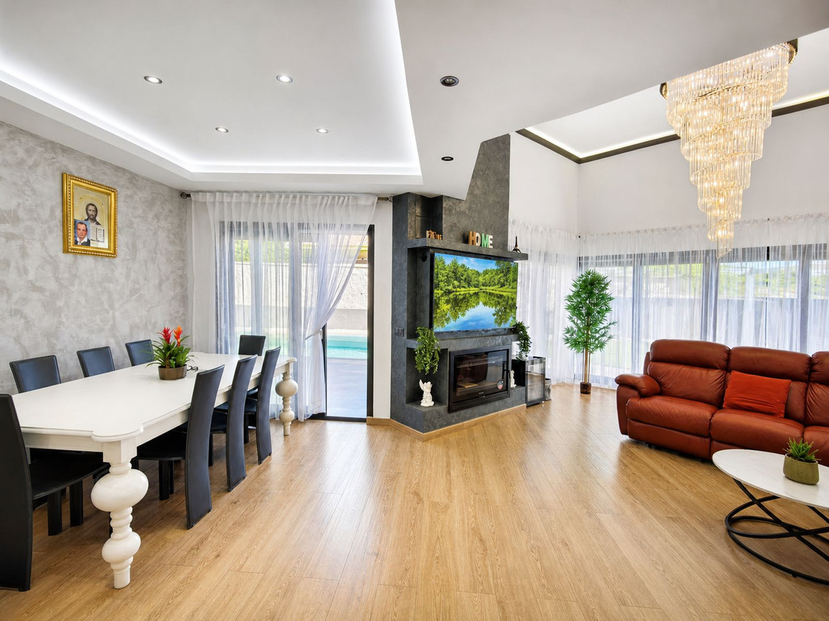 4-bedroom villa for sale in central Estepona