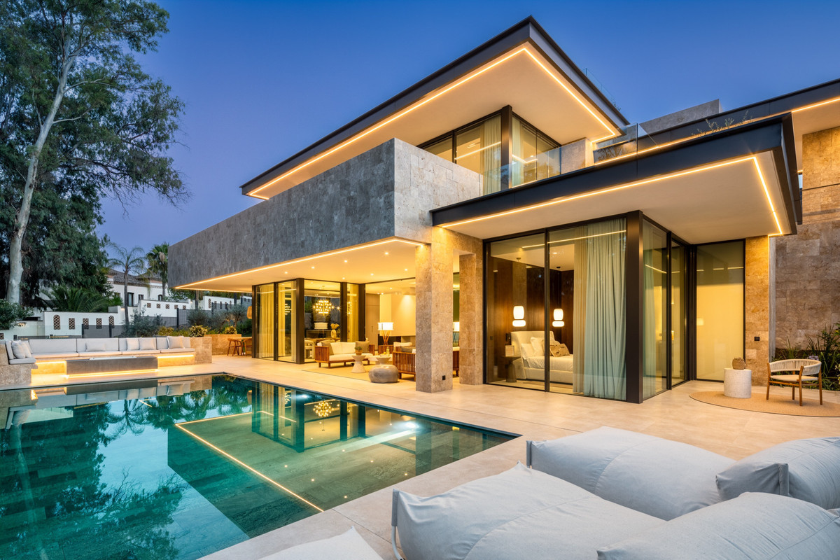 5-bedroom villa for sale in Nueva Andalucía