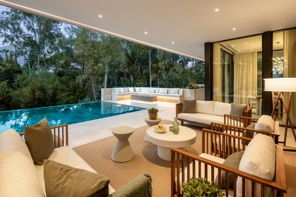 5-bedroom villa for sale in Nueva Andalucía