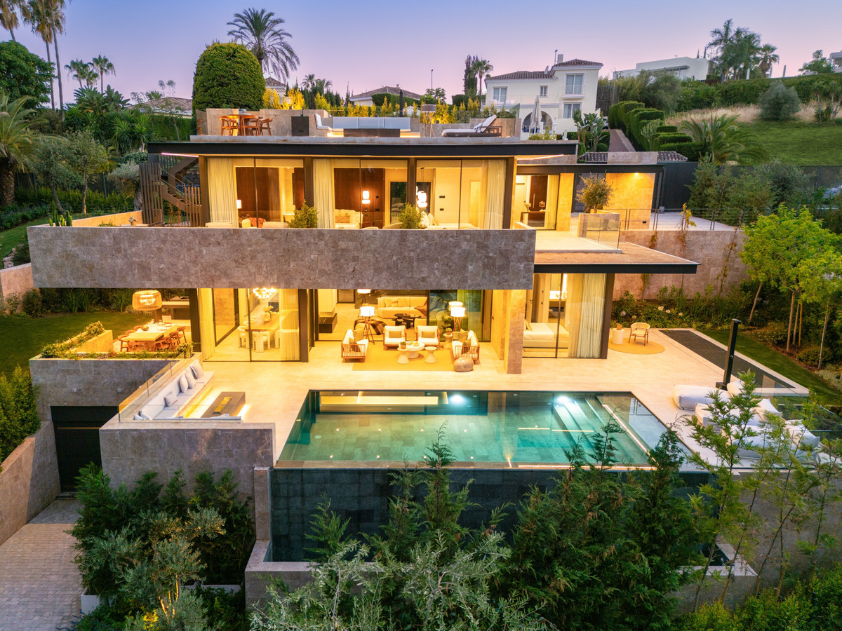 5-bedroom villa for sale in Nueva Andalucía