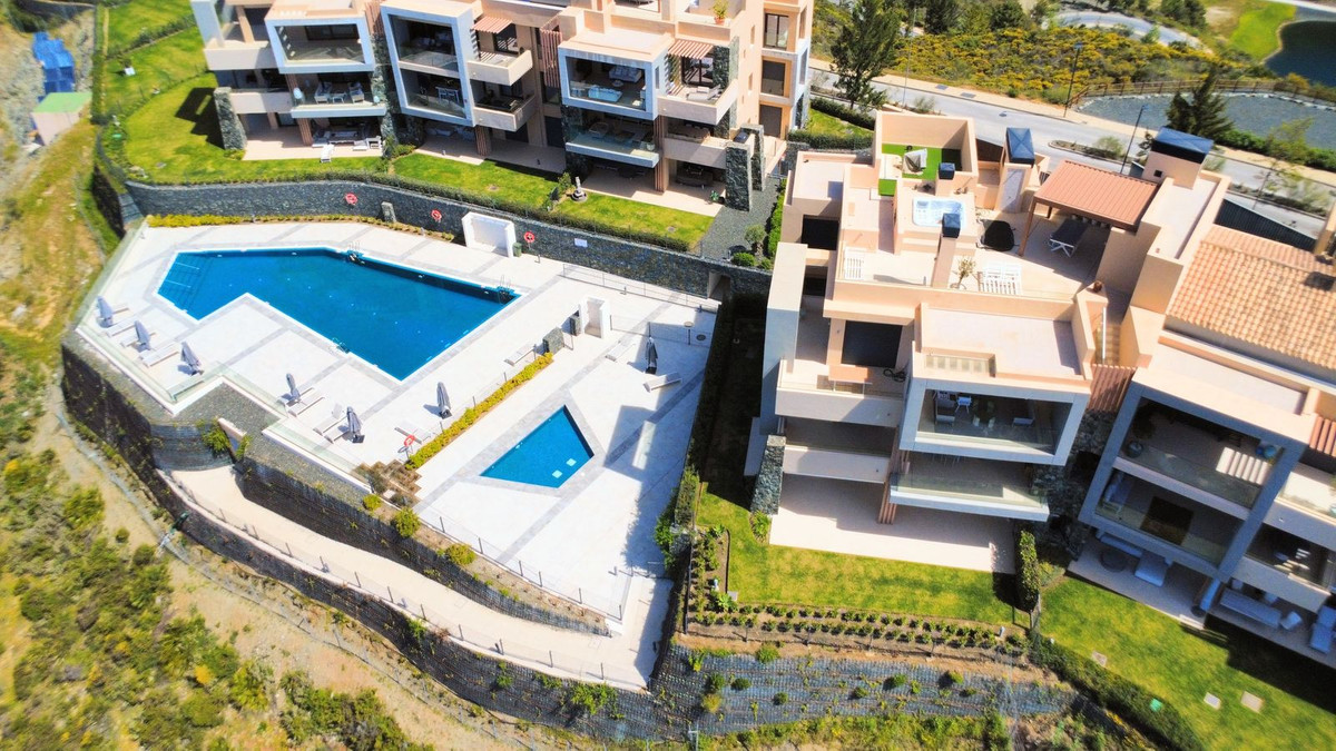 2-bedroom apartment for sale in central Benahavís