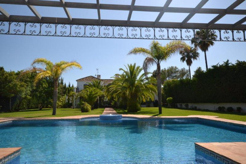 6-bedroom villa for sale in Guadalmina Baja