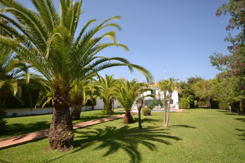 6-bedroom villa for sale in Guadalmina Baja