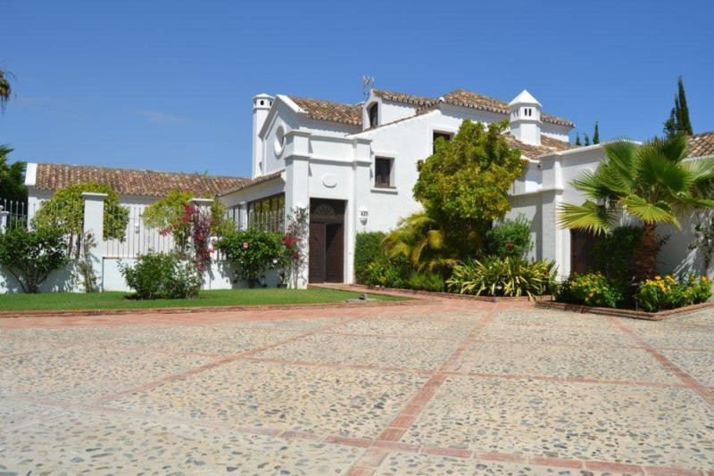6-bedroom villa for sale in Guadalmina Baja