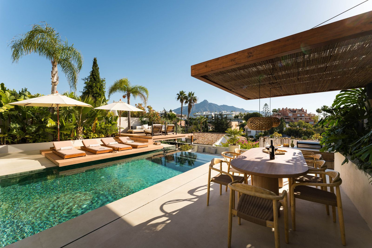 5-bedroom villa for sale in Nueva Andalucía