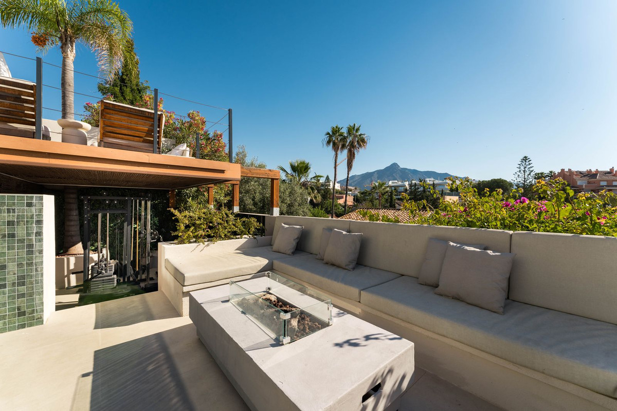 5-bedroom villa for sale in Nueva Andalucía