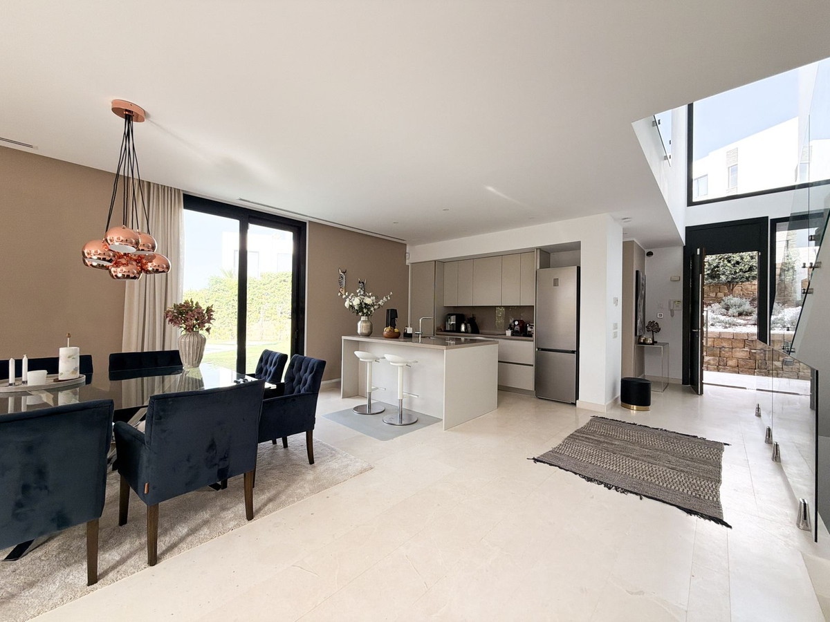 5-bedroom villa for sale in Calahonda