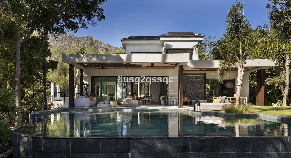 6-bedroom villa for sale in central Marbella