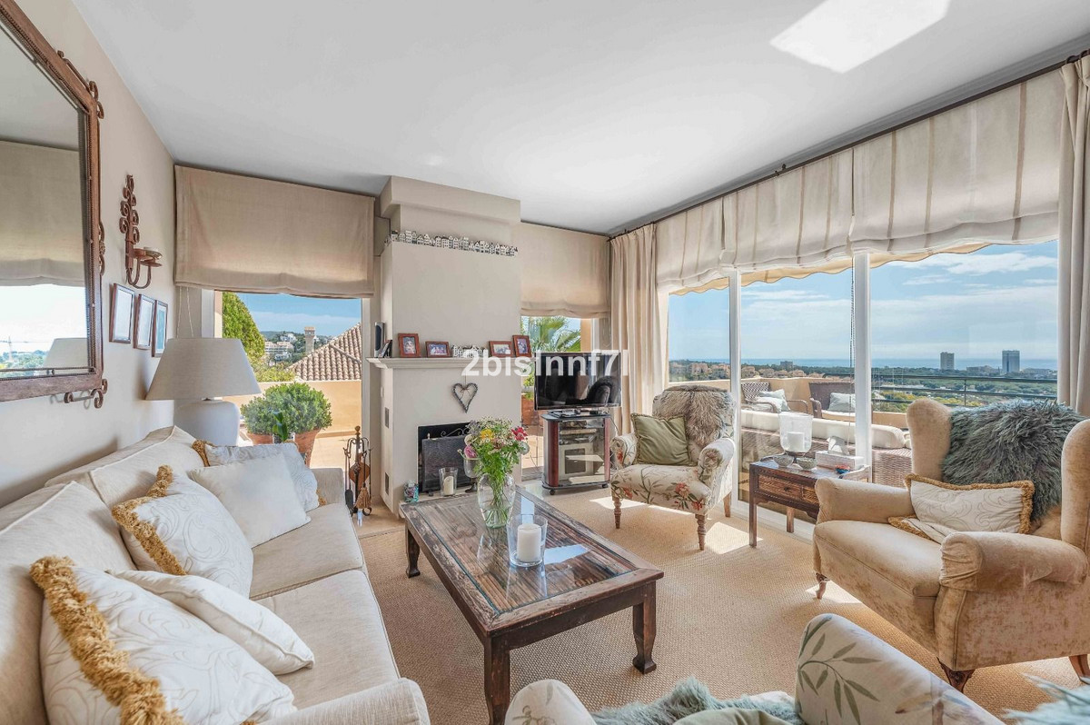 3-bedroom apartment for sale in Elviria