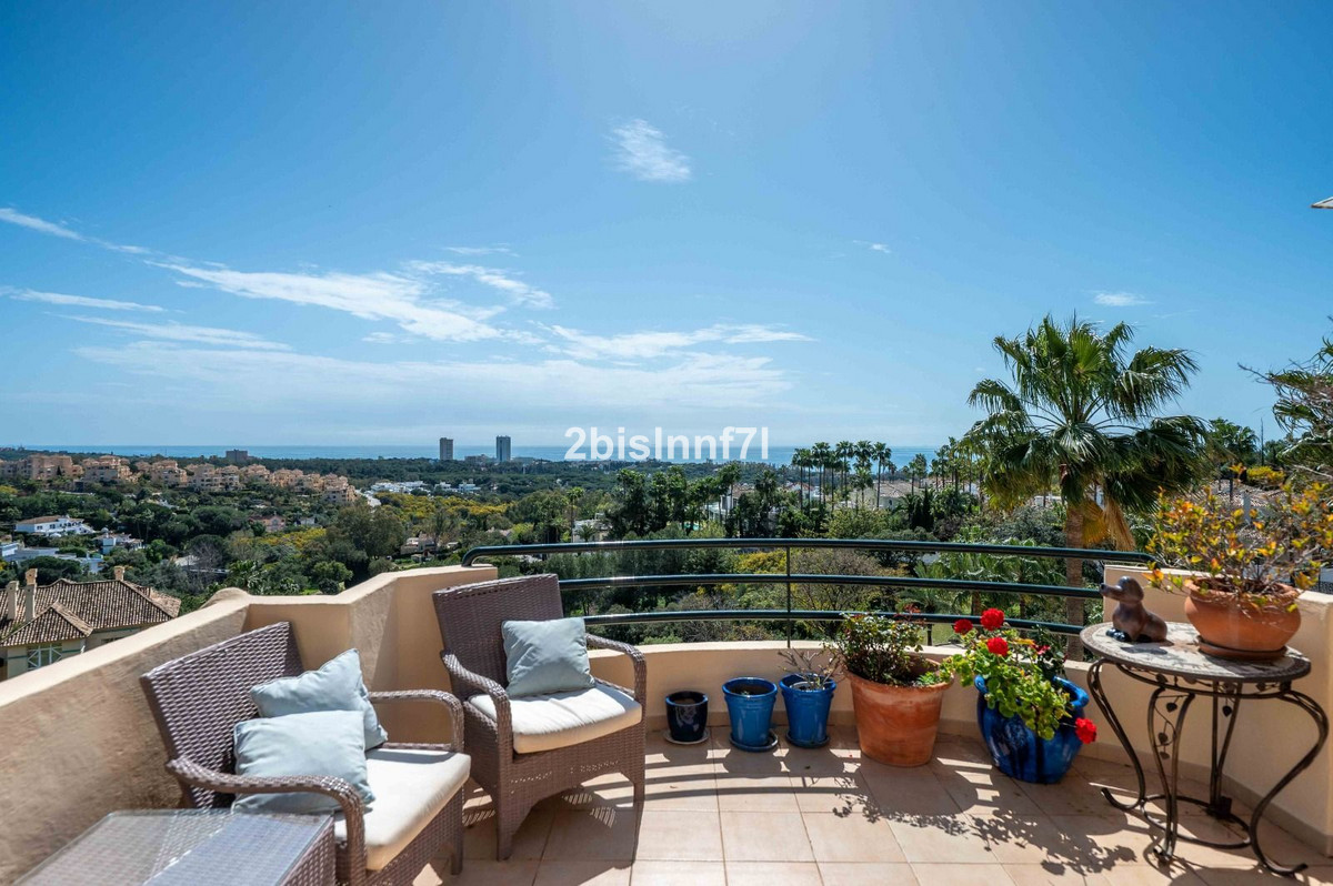 3-bedroom apartment for sale in Elviria