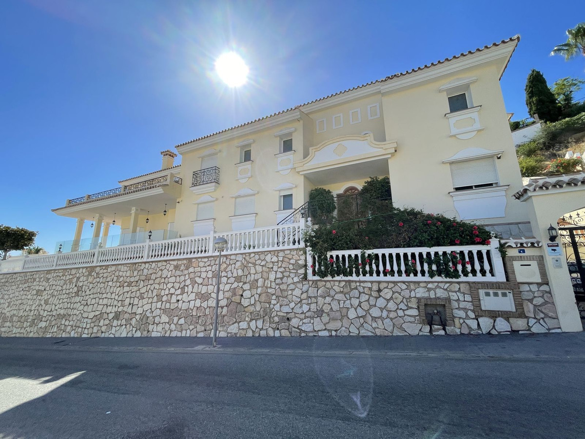 6-bedroom villa for sale in Riviera del Sol