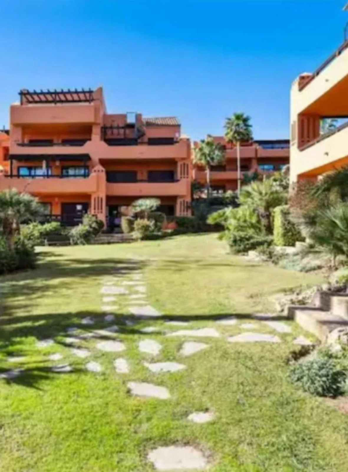 2-bedroom apartment for sale in central Estepona