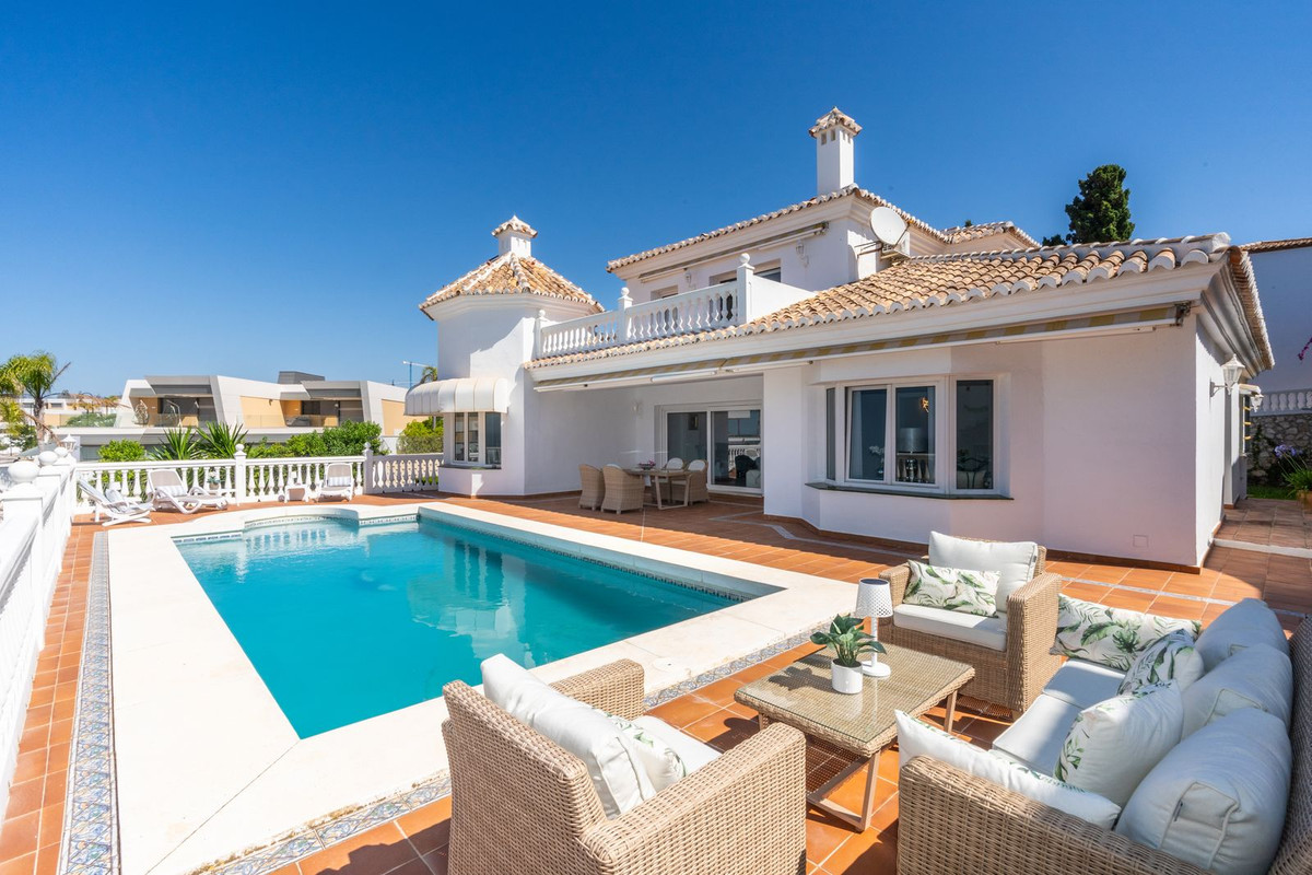 4-bedroom villa for sale in El Chaparral